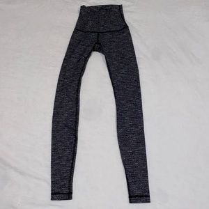 Size 2 Textured Grey/Black Lululemon legging.